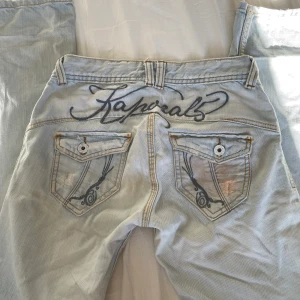 Lågmidjade jeansen med tryck🤍 - SÄNKT PRIS! Svinsnygga straight/lite bootcut jeans med tryck broderat där bak💓 Små i storleken! Liten missfärgning på ena bakfickan men de märks inte så mycket. Bara att höra av dig om du undrar något mer:)