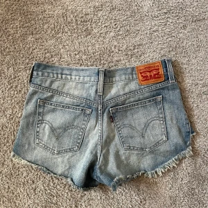 Vintage jeansshorts från Levis i strl w26💙💙 - Jättensygga vintage jeansshorts från levis i strl w26💙JÄTTEfin tvätt och i väldigt bra skick💙💙