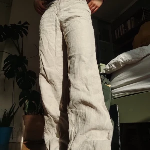 Beige Linnebyxor - Snygga beigea linnebyxor, går att ha både högmidjat och lågmidjat, beroende på önskad passform. Fint skick :)