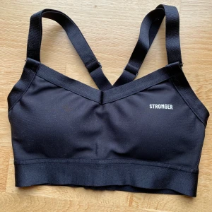 Stronger sport-bh - Vadderad sport bh från stronger. Ställbara axelband. Bandet i ryggen är också ställbart vilket gör den väldigt stabil. Aldrig använd då den inte passade mig bra.   Köparen står för frakt 💕 