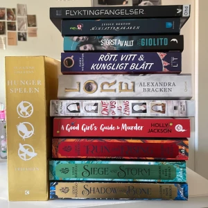 Böcker - Säljer böcker på engelska och svenska. Många av dem kommer från booktok är i bra skick. Pris diskuteras. 