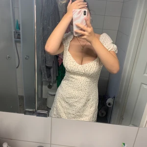 Blommig klänning från H&M - Superfin klänning i stl 38 från hm med jätte fint mönster och prislappen är kvar och oanvänd förutom när jag testat den 