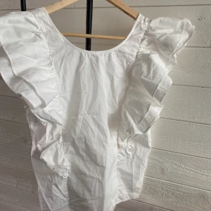 Blus  - Supersöt blus från ellos strl 42/44 men passar S/M oxå , kommer inte till användning 