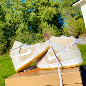 Nike SB Dunk High ISO Orange Label - Hej, säljer nu mina sjukt snygga och sköna SB Dunks. De är i storlek 42,5 och True To Size. Har box och kvitto från köp. De är i  bra skick då jag endast använt dom några gånger. Priset är inte hugget i sten. Hör av dig vid frågor.
