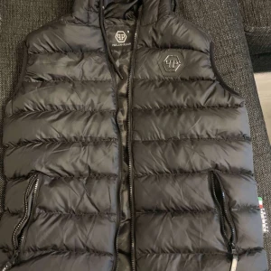 Philip plein väst - Jätte fin väst, och bekväm, den är äkta och köpte den för några veckor sen men aldrig använt den. Pris kan diskuteras och finns äkthets bevis❤️ 
