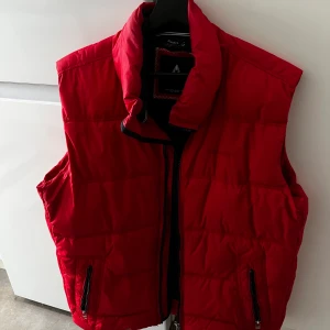 Röd väst - Säljer den här super snygga röda västen jag köpte ifjol, används inte längre och därav säljer jag den. Köpte den här på plick. Super bra skick, finns inga defekter och den är supervarm och skön. Den är i strl Xl men skulle säga den passar även M/L.☺️