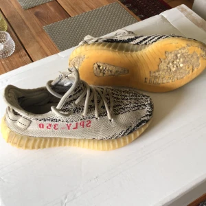 Yezzy 350 zebra - Säljer, nu mina 100% äkta yezzy 350 zebra storlek 27 1/2 men passar 38. Dem är väll använda men väldigt bekväma. Skick 6/10 Box med följer ej. 