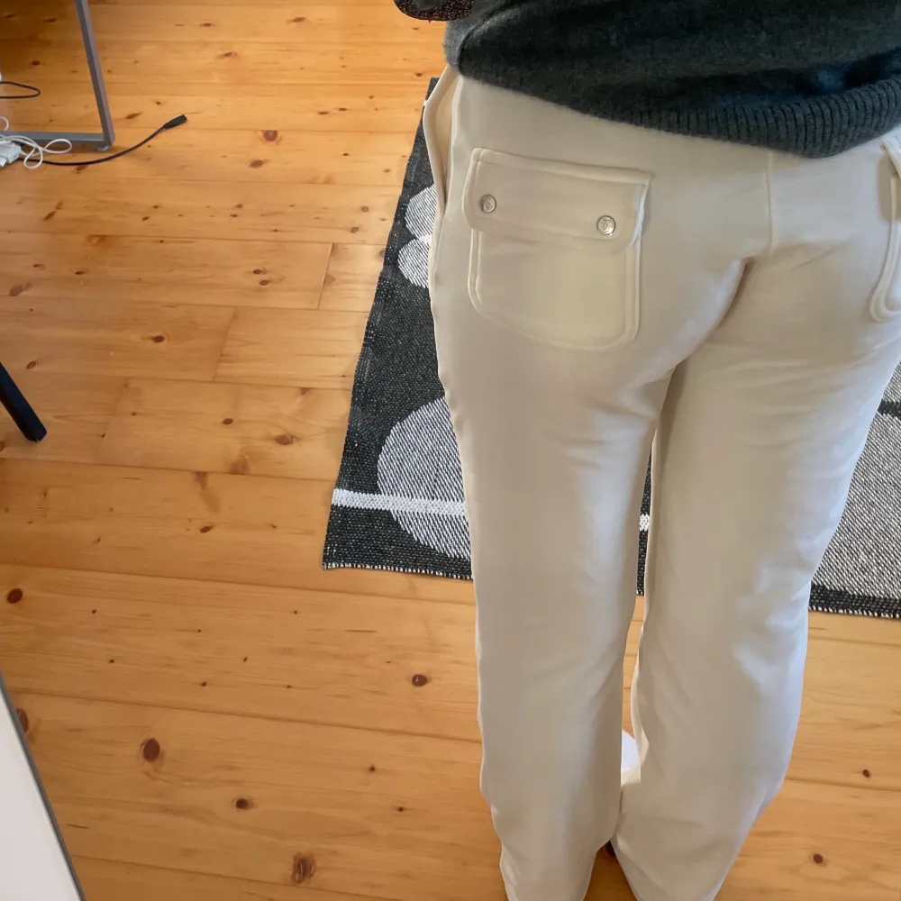 Säljer mina juicy byxor i strl Si väldigt bra skick. Tar emot bud från 650, köp direkt för 850. Nypris 1100. Jeans & Byxor.