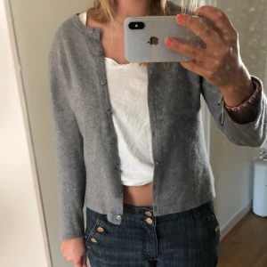 Cashmere kofta - En grå cashmere kofta. Super gosig och sjön. Använder sällan därav säljer jag. 