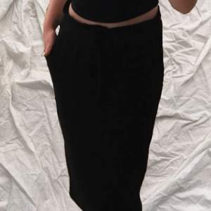 Säljer nu denna väldigt fina maxi kjolen, lätt att styla med! Den har fickor och den sitter hur hårt man vill om midjan! Det har även en slits så att man kan få i den!