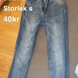 Blåa jeans  - Fina blåa jeans aldrig användt bara ligger i garderoben passar till allt💗