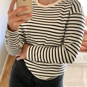 Säljer denna svart och vitrandiga tröjan från Zara! Fint skick, storlek S och säljs för 65 kr (köpare står för frakt men kan mötas i Umeå). Kom gärna privat vid eventuella frågor🥰