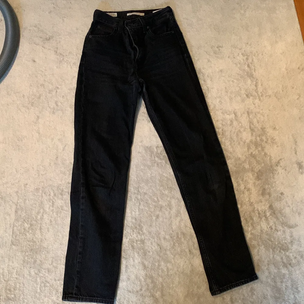 Dessa jeans är från Levis och är svart. De är high waist och straight☺️🤗. Jeans & Byxor.