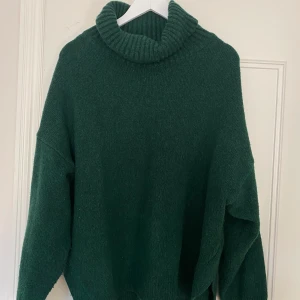 Stickad polotröja - Oversized mörkgrön polotröja från H&M. Storlek M. Köparen står för frakten.