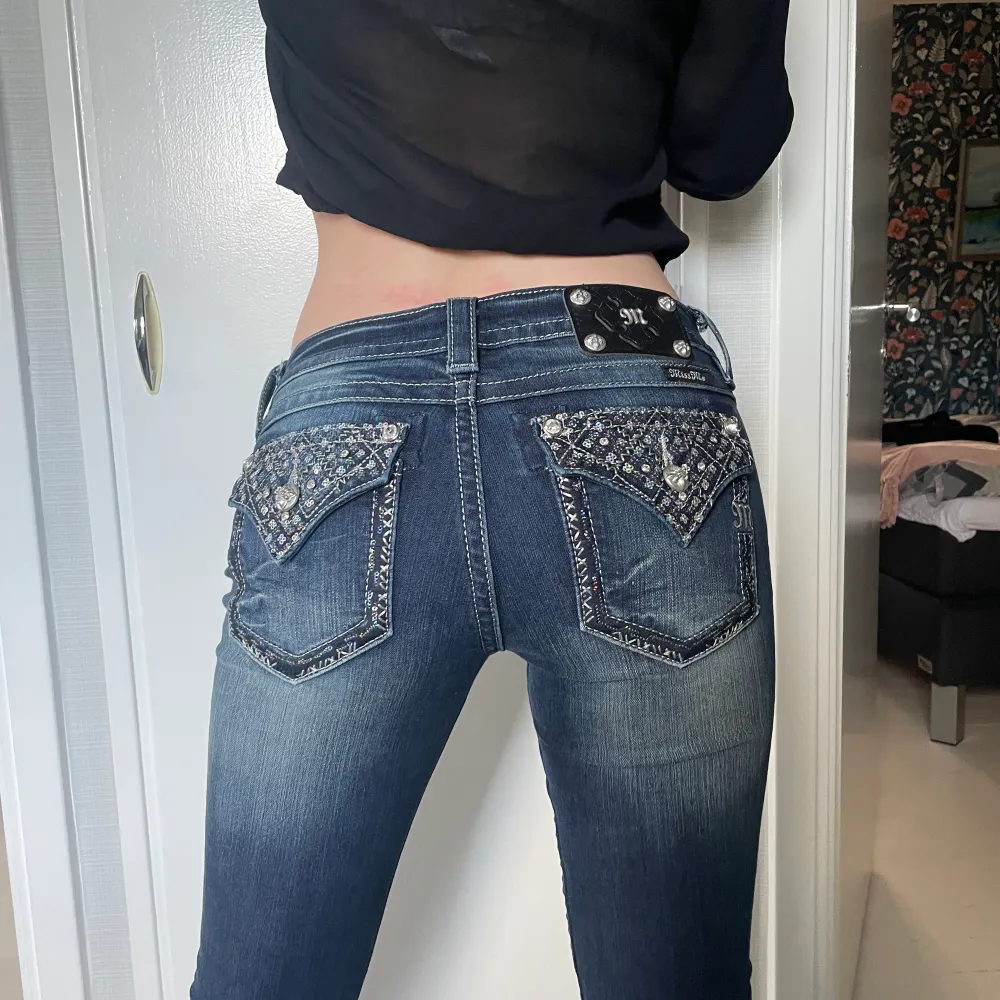Äkta Miss Me jeans i superbra skick. Älskar paljettdetaljerna där bak, kontakta för frågor eller fler bilder :). Jeans & Byxor.