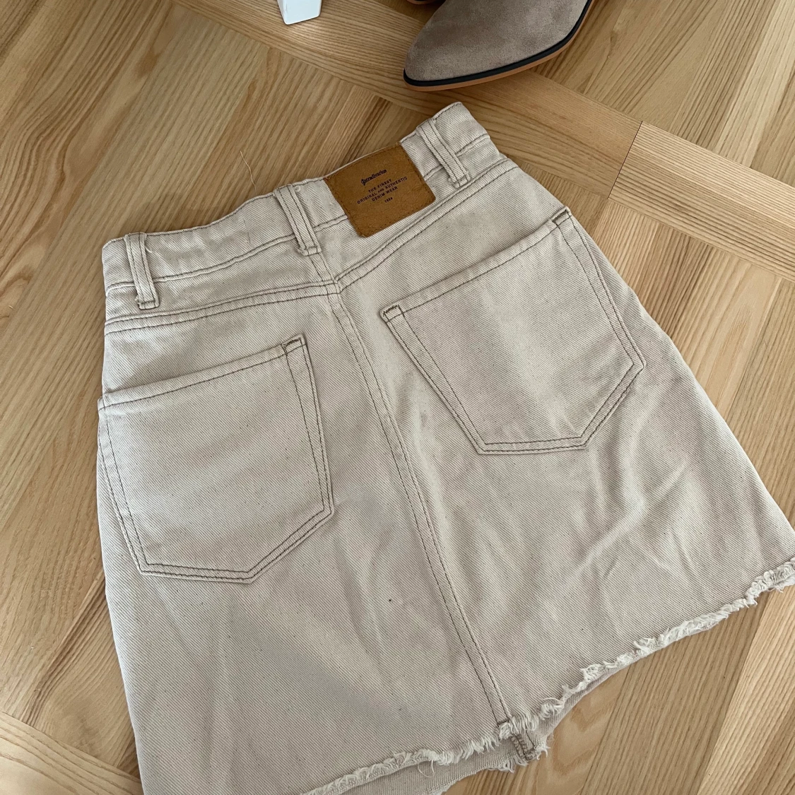 Beige jeanskjol från Stradivaruis storlek 32 - 90