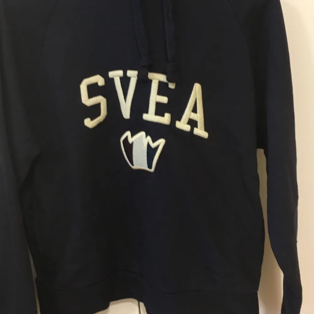 Säljer min fina mörkblåa Svea tröja med luva. Jätte fint skick. Storlek XS.  Finns i Årsta.  150kr. Hoodies.