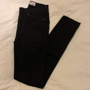 Säljer ett par svarta jeans från märket Acne. Jeansen är i nyskick. Storlek: 24/32. Modell: PIN BLACK. Material: 92% bomull, 3% elastan. 