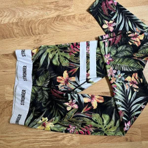 Stronger Tröningstights - Mönstrade tights från Stronger | Strl S | Köparen står för frakten | Paketpris vid köp av flera plagg | Allt säljs i befintligt skick !