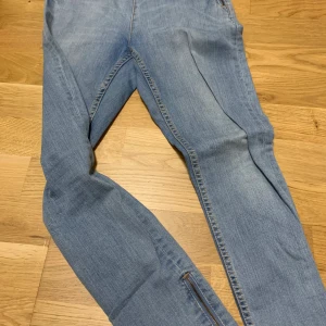 Storlek S/XS - Utmärkt skick, vet dock inte var den är köpt ifrån då den är köpt för länge sen. Dragkedja vid sidorna längst ner. (Finns ej dragkedja)