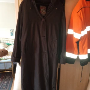 Blå damkappa fodrad stl 44. - Blå damkappa mörkblå med avtagbar luva med päls samt fodrad med päls som är avtagbart innerfoder .stl 44 .knäppes med knappar .inköpt hos Cassels i Kungsbacka .inget slitage finnes .hämtas i Skene alt skickas .