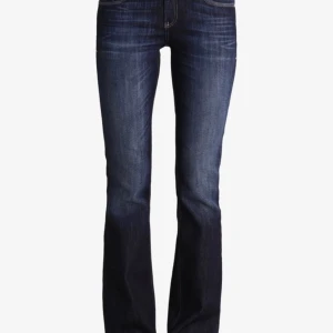 Mavi jeans - Säljer dessa super snygga jeansen helt oanvända! Säljer då dem är för långa på mig som är 173 cm! Lappen är kvar och dem är slutsålda på hemsdian (zalando) 