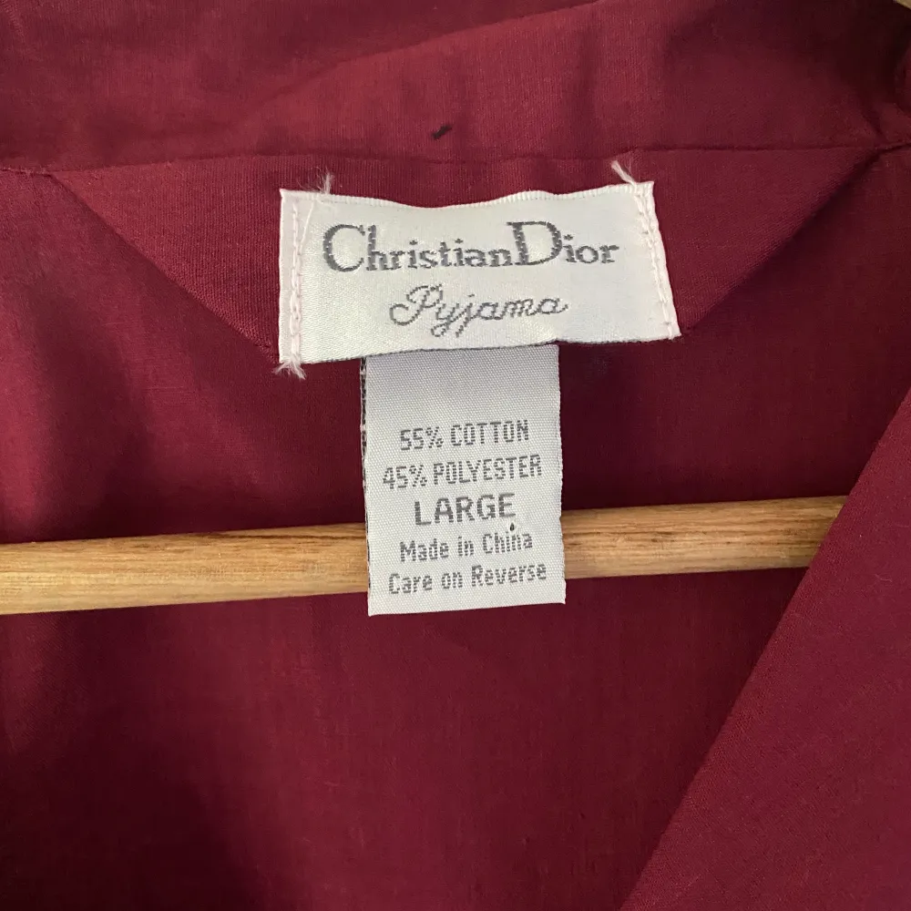 Pyjamas från Christian Dior, 1980-tal. Storlek L, herr. Byxorna har snöre i midjan och kan dras åt mycket.. Skjortor.