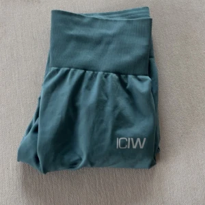 ICIW tights - Säljer dess sjukt snygga iciw tights. Då är endast använda fåtal gånger och säljer då de inte kommer till användning! Skickar såklart med spårbar frakt!