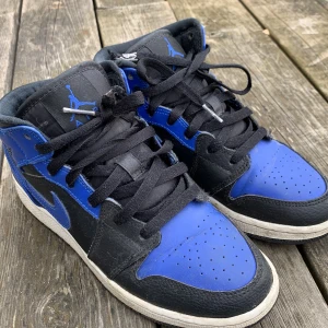 Air Jordan 1 mid Hyper Royal - Säljer dessa jätte snygga Jordans i färgen hyper royal, dom är creasade men ändå i väldigt bra skick!💙