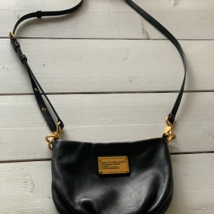 Marc Jacobs väska  - Väska från Marc Jacobs i svart skinn  Använd 2 gånger 