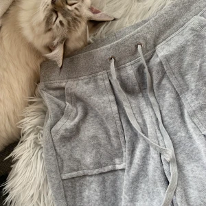 Juicy couture  - Hej säljer nu mina gråa juicy byxor i storlek S! Det är den äldre modellen, skriv för fler bilder 