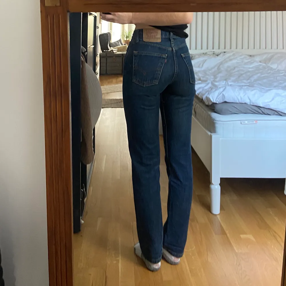 Raka jeans från levi’s med normal midja, säljes då de är för små. Midjemått 69 cm, höftmått 89 cm. Innerbenslängd 77 cm och ytterbenslängd 104 cm.. Jeans & Byxor.
