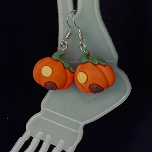 Pumpa örhängen 🧡 - Nickelfria krokar och fri frakt 🧡