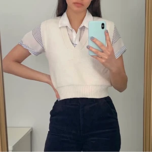 Vit stickad väst - Vit stickad väst i storlek XS. Köpt för 450 säljer för 95. Köparen står för frakten som ligger på 59 kr och betalning sker via swish💕