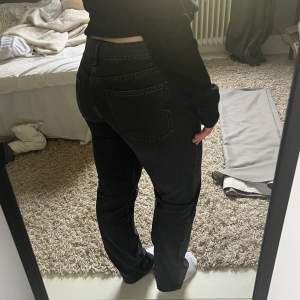 Säljer mina mid waist straight jeans från zara, typ aldrig använda, 150kr+frakt