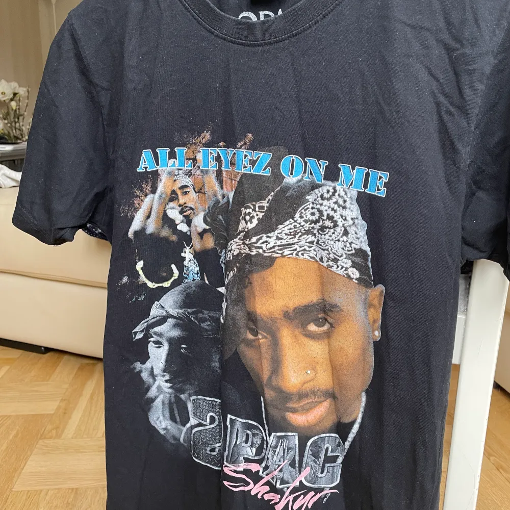 T-shirt med Tupac tryck köpt på zalando. Säljs pga inte min stil längre💞. T-shirts.