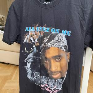 T-shirt med Tupac tryck köpt på zalando. Säljs pga inte min stil längre💞