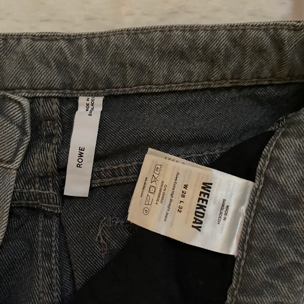 Gråa jeans från weekdays som använts tre gånger sen köpet gjordes. Nypris 500kr. . Jeans & Byxor.