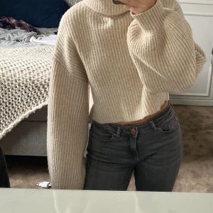 Stickad tröja  - Stickad tröja från monki i stl xs, köpt för 300:-, inte stickig!