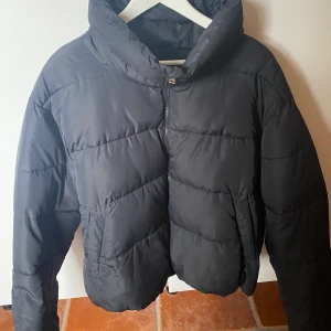 Svart puffjacka🖤 - Snygg svart puffjacka som är i superfint skick!🖤😝🤩