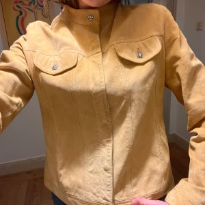 skitsnygg gul läderjacka - Äkta läder🔒💋 gult silke på insidan alla knappar kvar, superfint skick. 