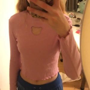 Rosa tröja - En rosa tröja med ett hål som är format som en Björn, från hm och den är i bra skick