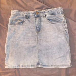 Jeanskjol  - Superfin kjol! Den passar inte bara barn utan är fin om man vill ha en lite kortare kjol 