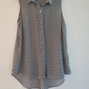 H&M - Mönstrad blus använd fåtal gånger   Hund finns i hemmet  Frakt tillkommer/ Postnord