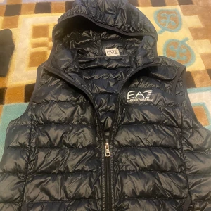 EA7 armani väst storlek-s - En armani väst i bra skick med luva som inte säljs längre köpt för 1600