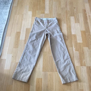 Dickies 874 - Vet ej storlek så skriver mått Längd 97 cm Benöppning 20/40 cm Midja 34/68 cm Säljer eftersom jag vuxit ur.  Väldigt bra skick