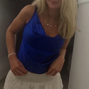 Blått linne - Säljer nu mitt fina satinlinne! Köptes på shein och har använts ett fåtal gånger. Säljes då det inte kommer t anvädning längre. Så fin blå färg verkligen!!! Pris kan diskuteras privat.❤️‍🔥😁