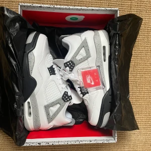 Jordan 4 White cement - Helt nya i kartong. Oanvända stl 40 (7).  På StockX går de för 640 dollar. 