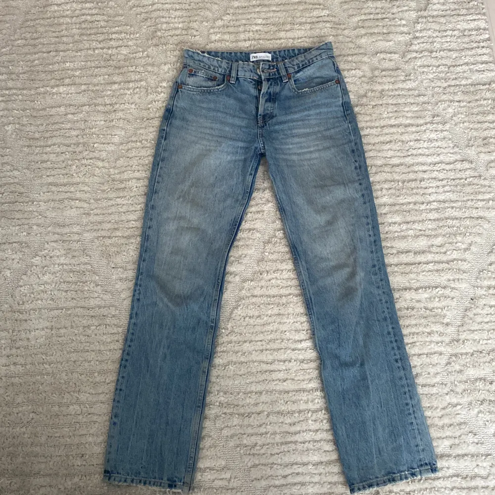 Storlek 36, de sitter tajt på mig. Jag är 170 och de är korta på mig. De är köpta i år. . Jeans & Byxor.