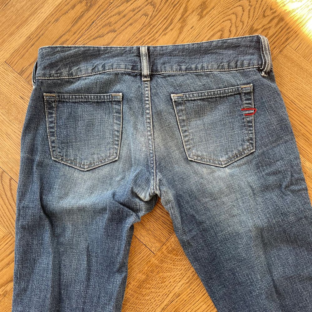 Säljer mina Disel jeans. Passar för någon som är ungefär 165-170 cm lång, motsvarar storlek XS. Modellen är straight. Bra kvalitet och inga skador.  Midjemått: 38 cm rakt över  Innerbenslängd: 79 cm. Jeans & Byxor.